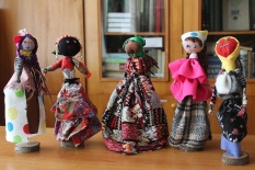 сделанные студентами куклы, изображающие разные народности